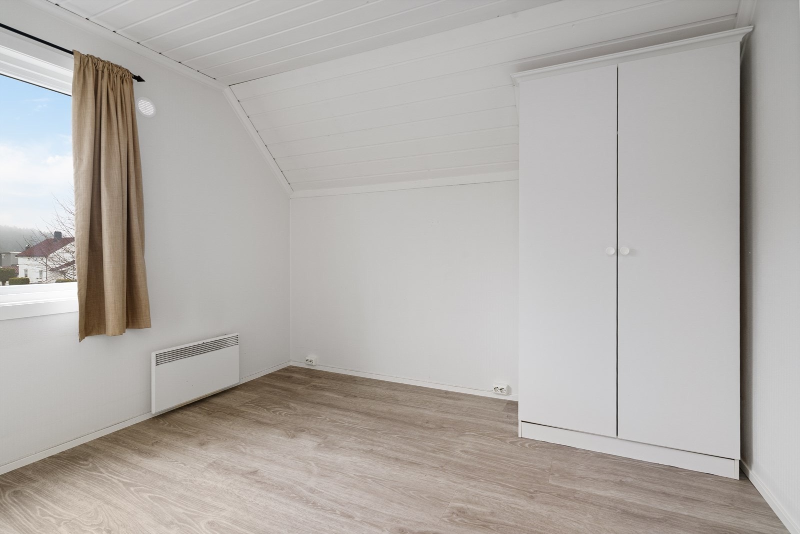 Det andre soverommet i 2. etasje er lyst, med god plass til soveromsmøbler og dobbelt garderobeskap for klesoppbevaring. Galleribilde