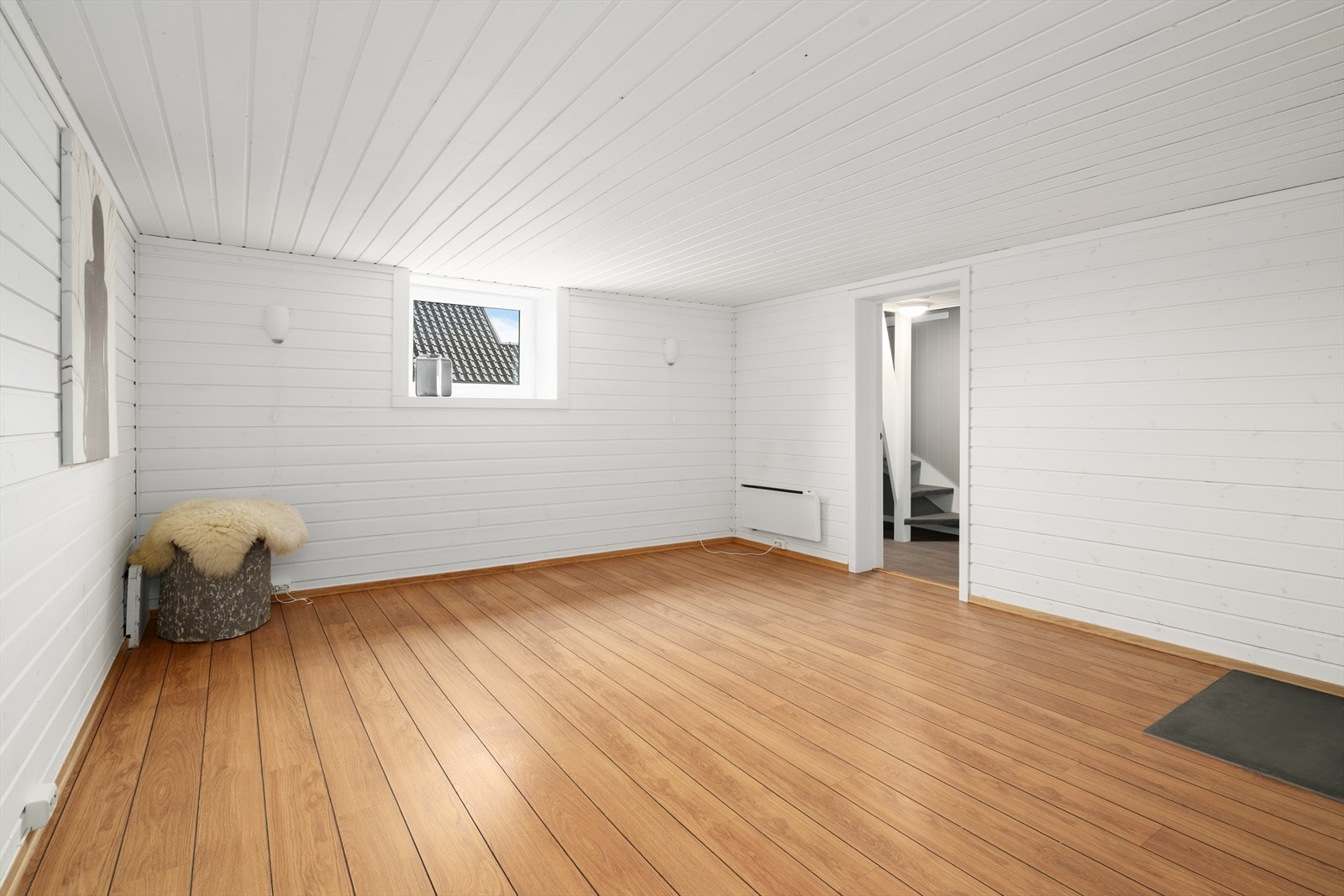 Disp. rom/kjellerstue av god størrelse, med lyse overflater og nytt vindu i PVC montert i 2026. Galleribilde