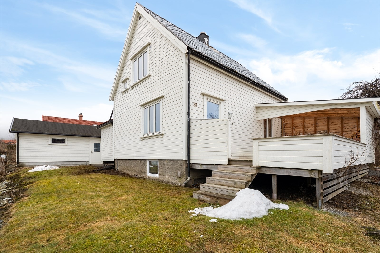 Fra boligen er det kort vei til dagligvareforretninger, barnehager, barneskole og idrettsanlegg, samt gode bussforbindelser og fine turområder. Galleribilde