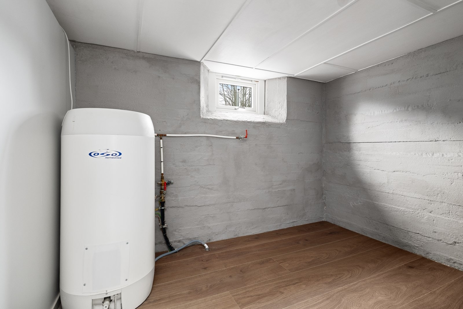 Varmtvannstank på ca. 200 liter er montert i kjellerbod. Tanken er produsert i 2006. Galleribilde