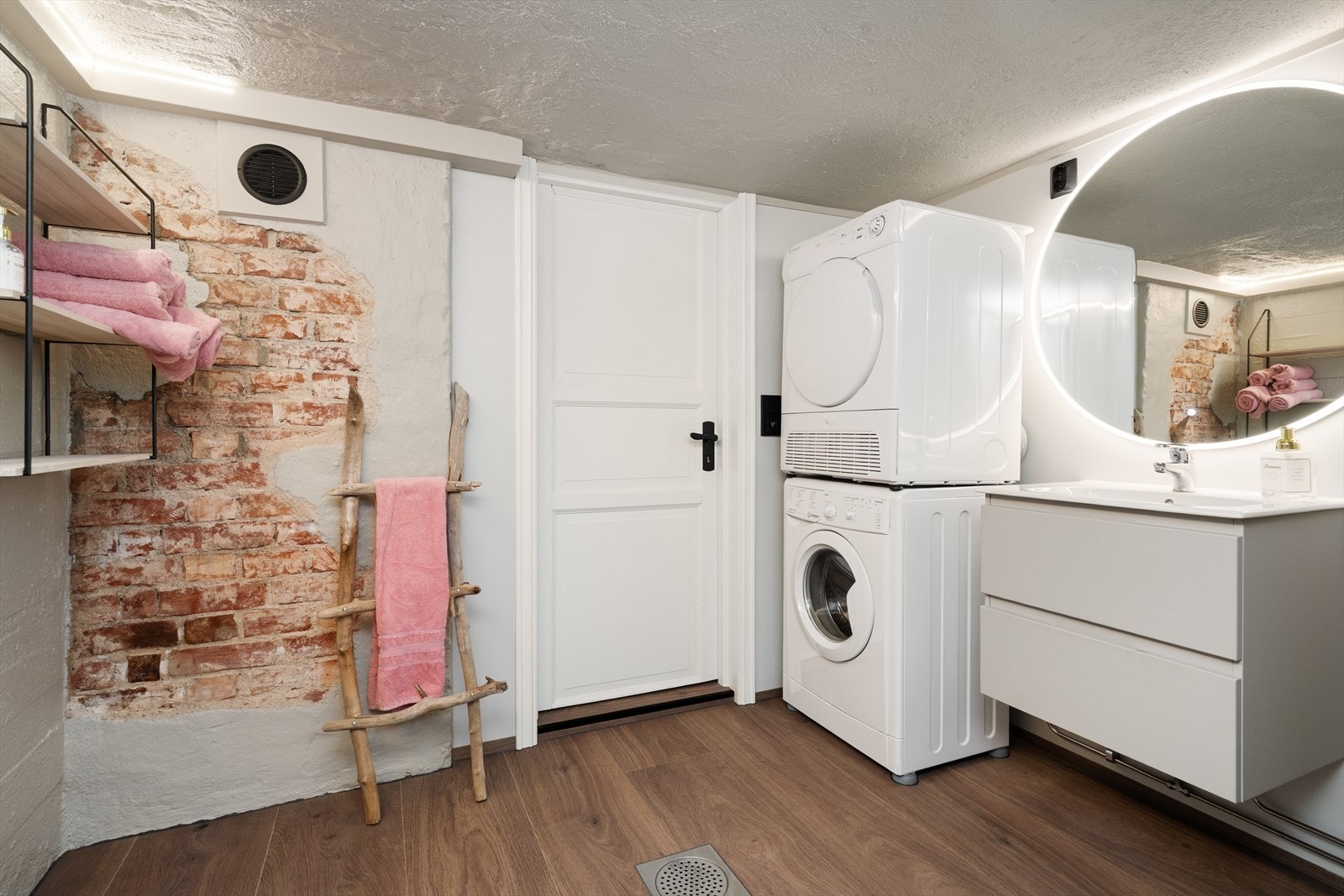 Gulvet er flislagt i dusjsonen, og det er for øvrig laminat på gulv med elektriske varmekabler. Galleribilde