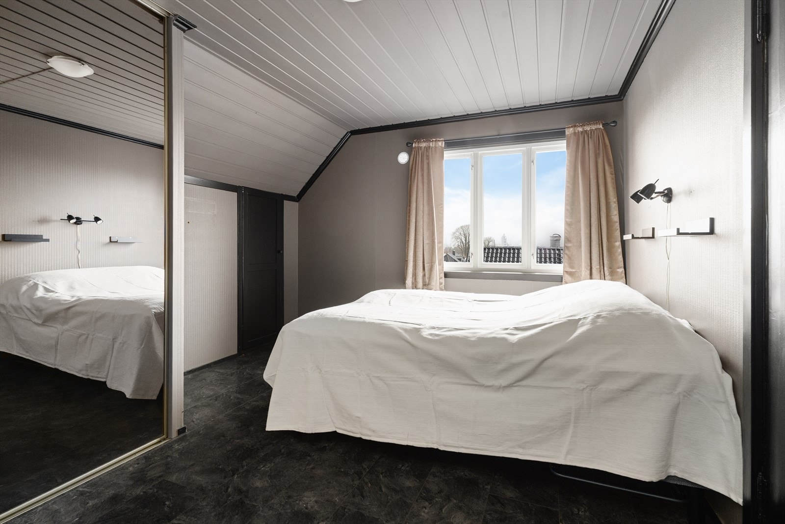 De to soverommene i 2. etasje er av god størrelse, hvorav hovedsoverommet har lune overflater, god plass til dobbeltseng og skyvedørsgarderobe. Galleribilde