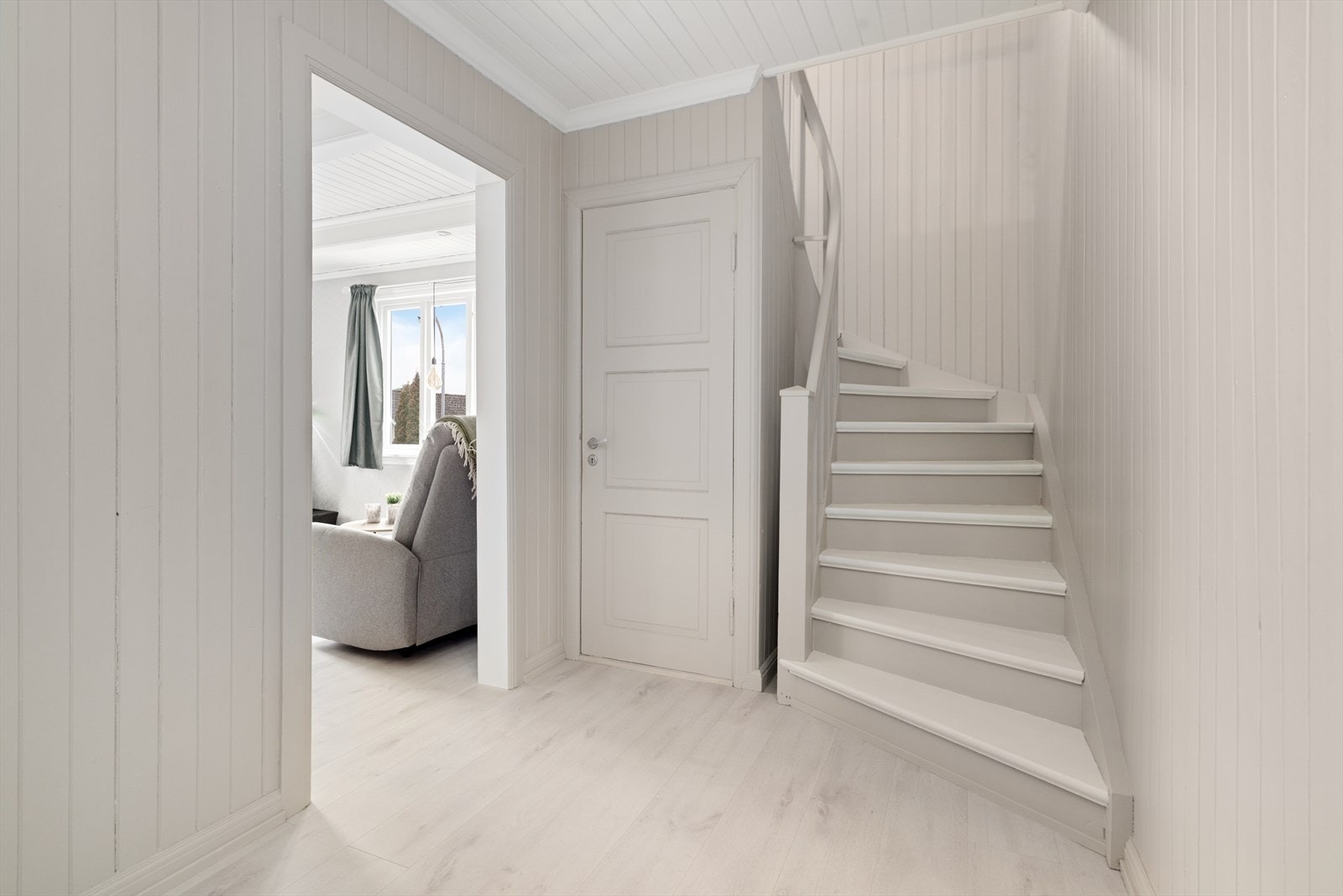 Fra entré er det videre adkomst til gang med malt tretrapp til 2. etasje. Dør til malt tretrapp med teppe i trinn til kjeller. Galleribilde