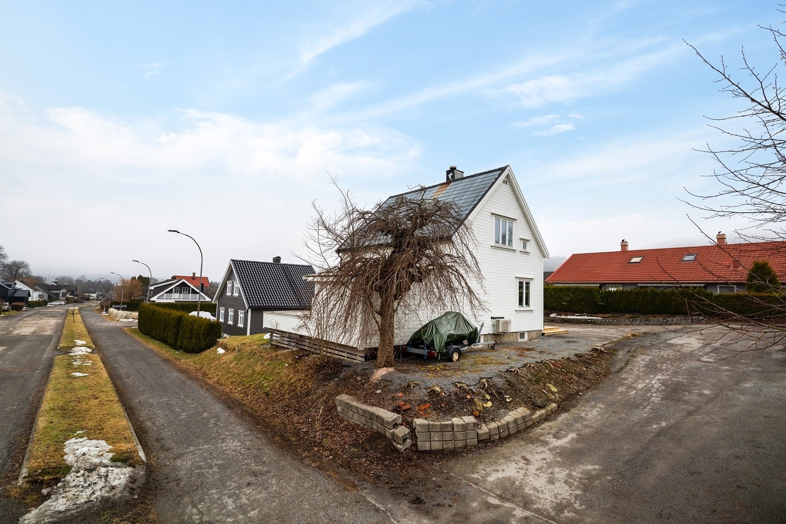 Boligen har en fin og sentral beliggenhet, oppført på hyggelig tomt, i et attraktivt og barnevennlig boligområde på Herøya. Galleribilde