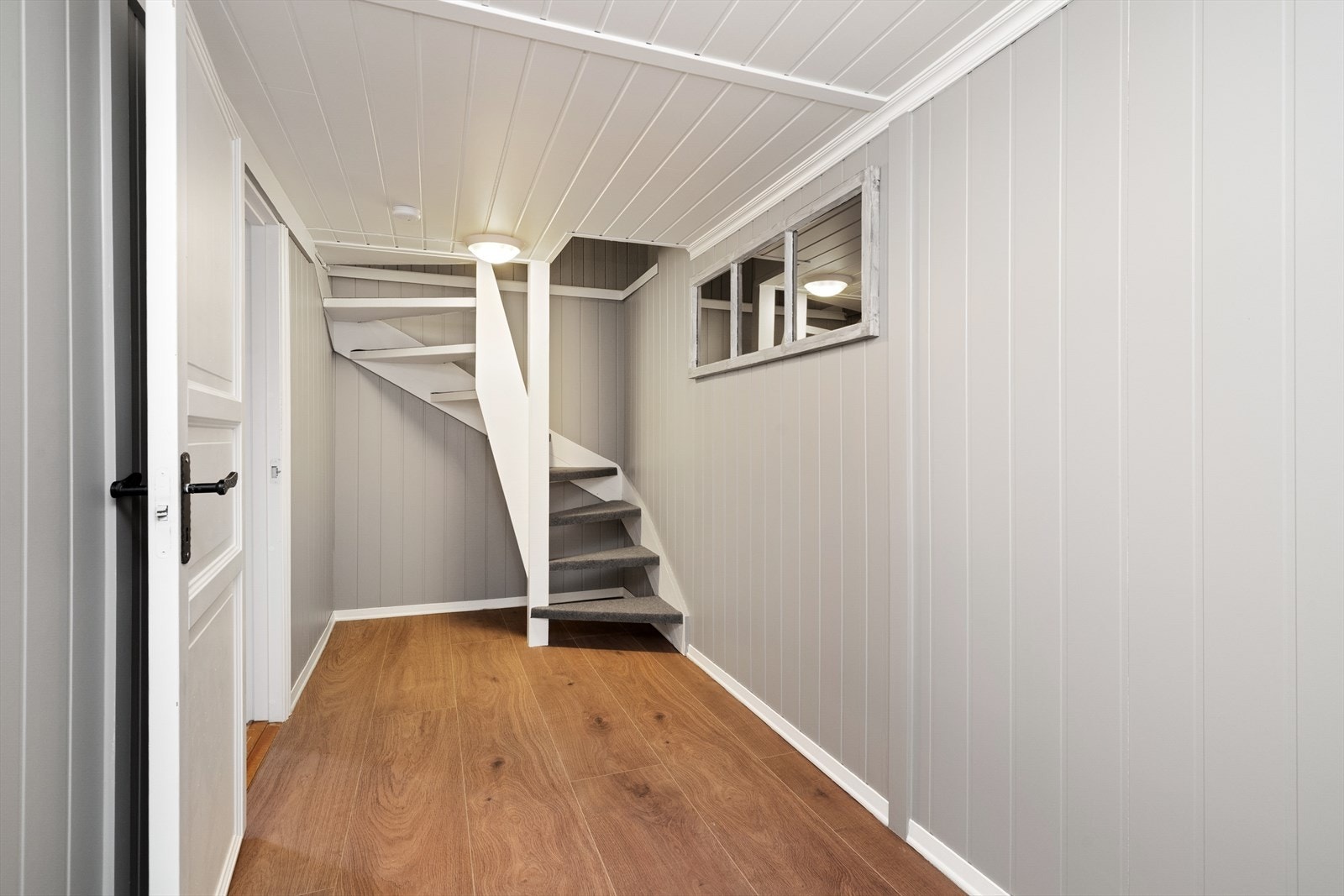 Deler av boligens kjeller er innredet og omgjort til gang, disp. rom/kjellerstue og bad uten at dette er søkt om eller godkjent av kommunen. Galleribilde