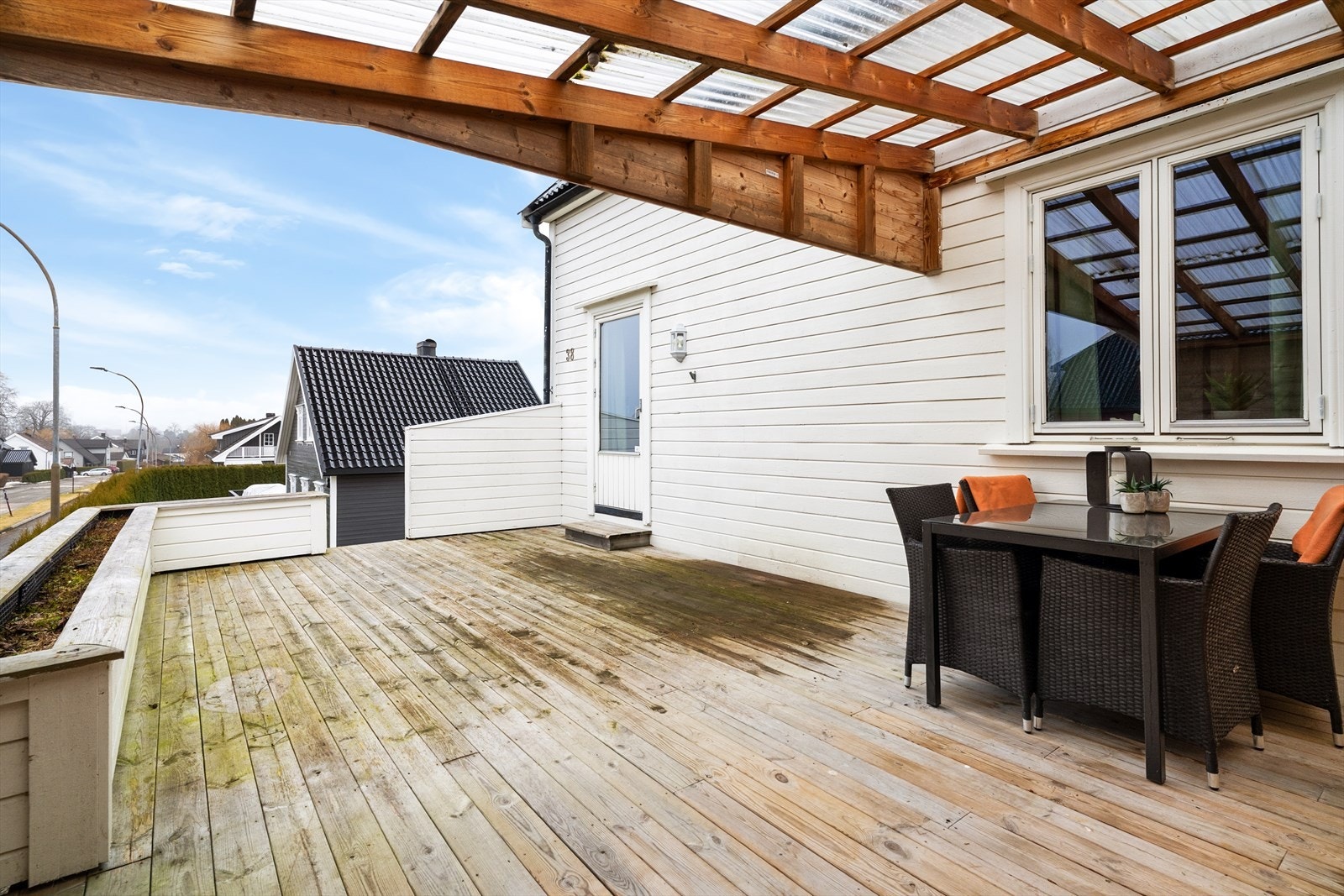 Her ligger alt til rette for hyggelige stunder utendørs, med god plass til utemøbler, gode solforhold og trapp med nedgang til plen. Galleribilde