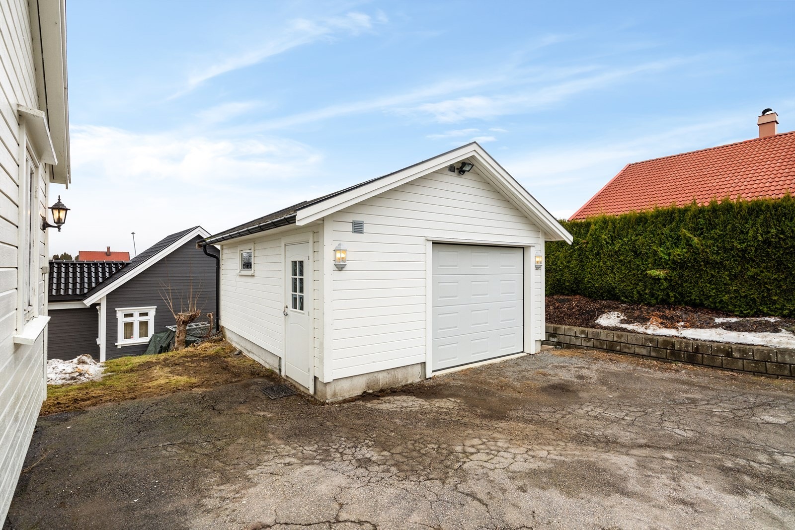 På eiendommen er det oppført en frittstående garasje i 2016. Garasjen har strøm og det er innlagt eget sikringsskap. Etter opplysninger fra selger er garasjen isolert, platet og listet innvendig. Galleribilde