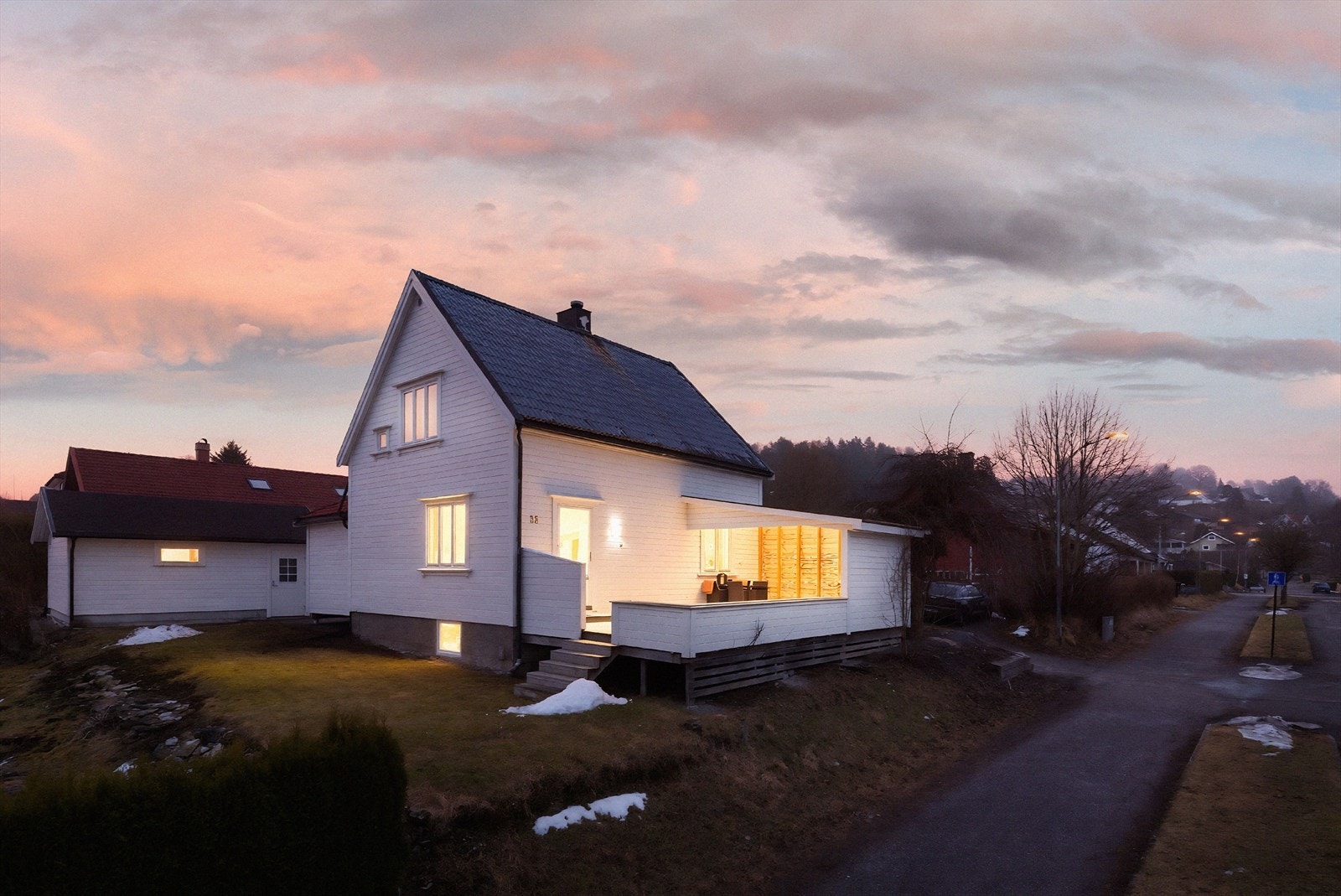 Boligen er oppført på hyggelig tomt, opparbeidet med plen og asfaltert gårdsplass. Nyere frittstående garasje oppført i 2016. Galleribilde