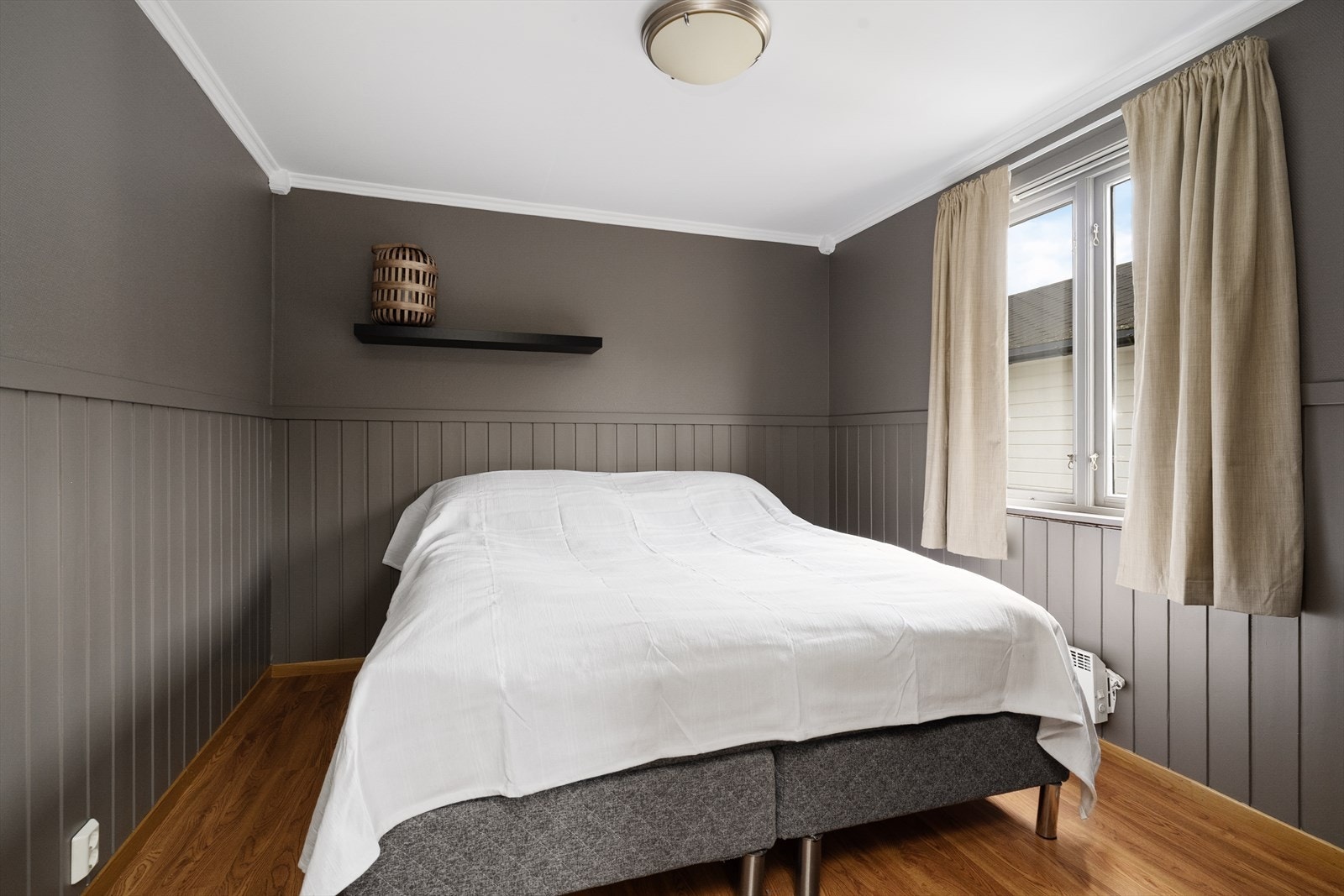 Soverommet i hovedetasjen er romslig og ligger i tilbygget del av boligen, med adkomst fra entré. God plass til dobbeltseng. Galleribilde