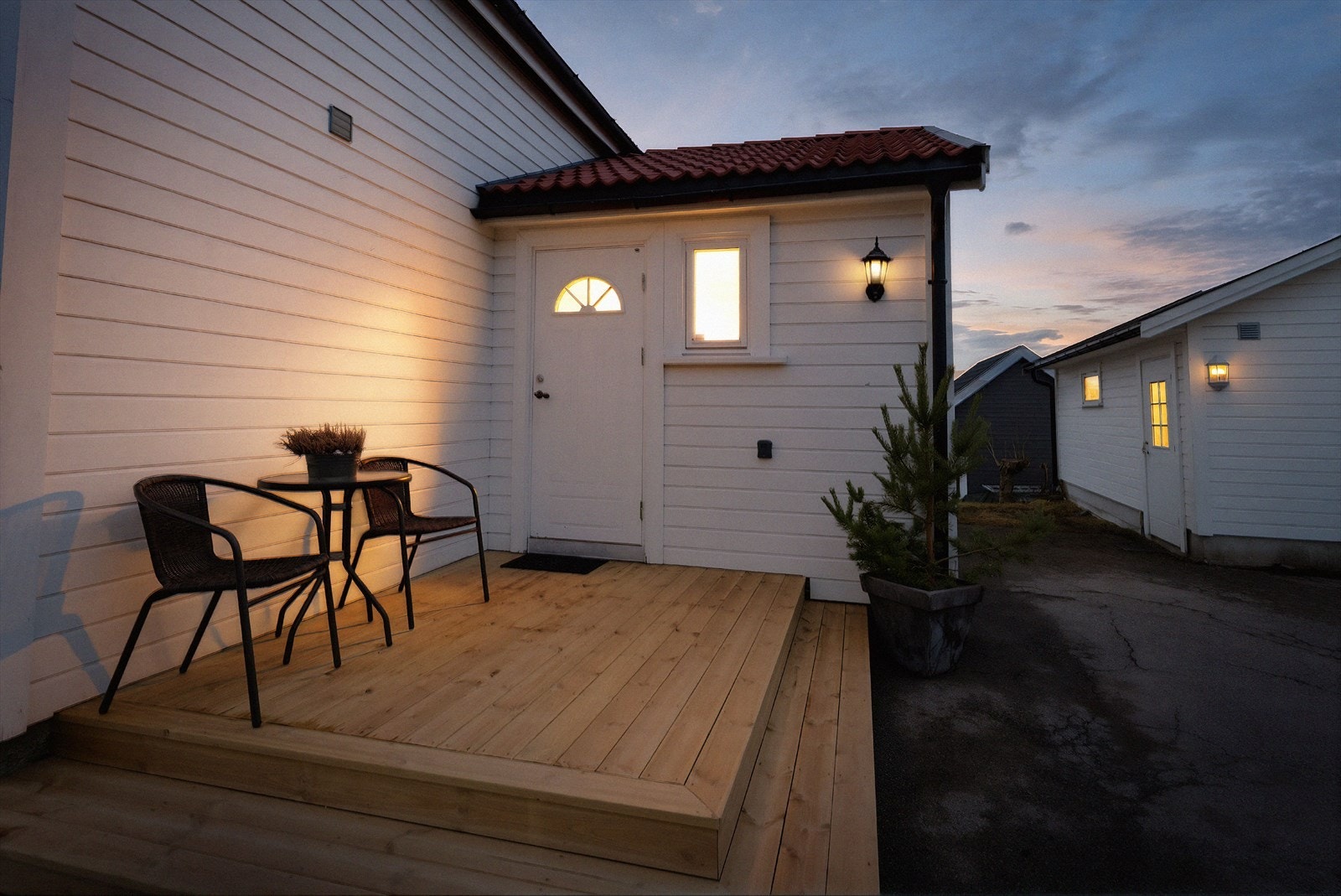 Selger har etterisolert yttervegger, byttet kledning, vinduer og ytterdører, samt oppført veranda i 2001. Tilbygg fra 2002. Galleribilde