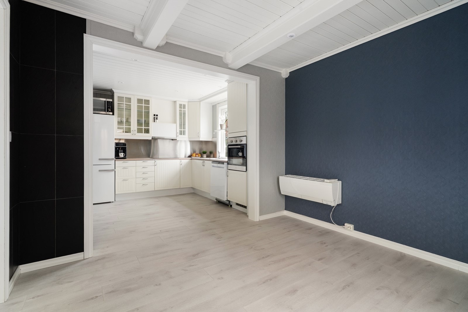 Trivelig spisestue med kjøkken i delvis åpen løsning, god plass til spisegruppe og luft til luft varmepumpe fra ca. 2015. Galleribilde