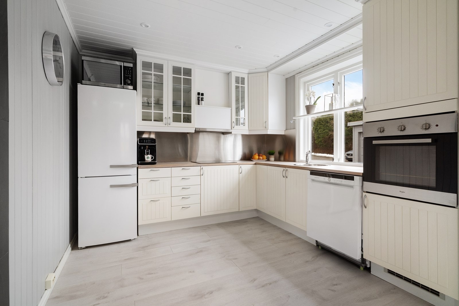 Lyst og romslig kjøkken med takhøy kjøkkeninnredning type Ikea fra 2002. Godt med skapplass, integrert stekeovn og platetopp. Galleribilde