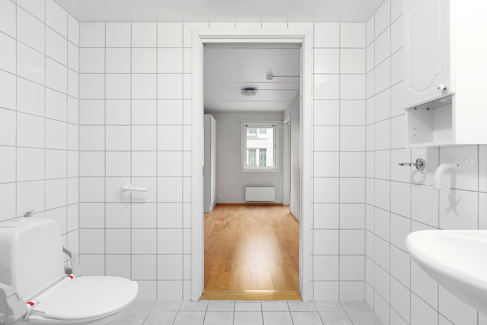 Romslig flislagt bad med varmekabler Galleribilde