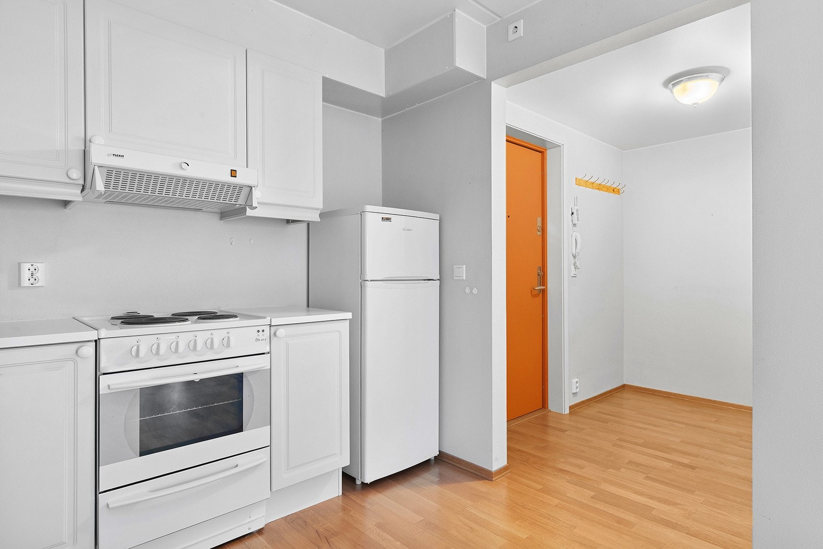 Kjøkken har godt med skap- og benkplass Galleribilde