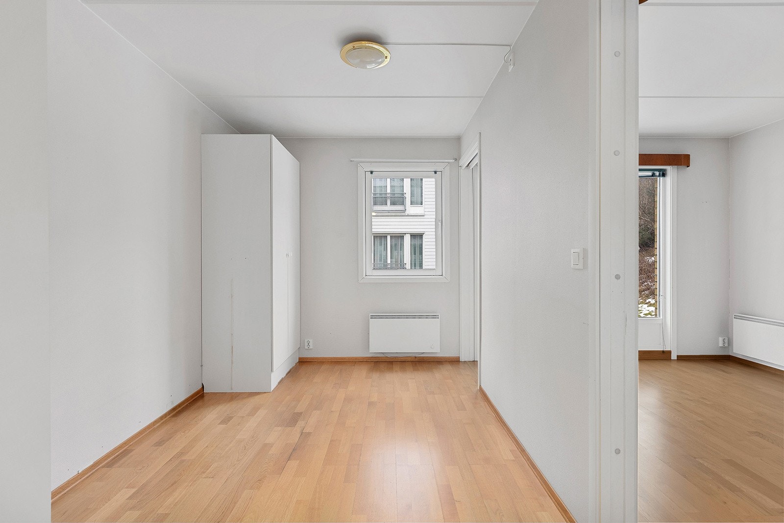 Rommet har god plass til dobbeltseng og garderobe Galleribilde