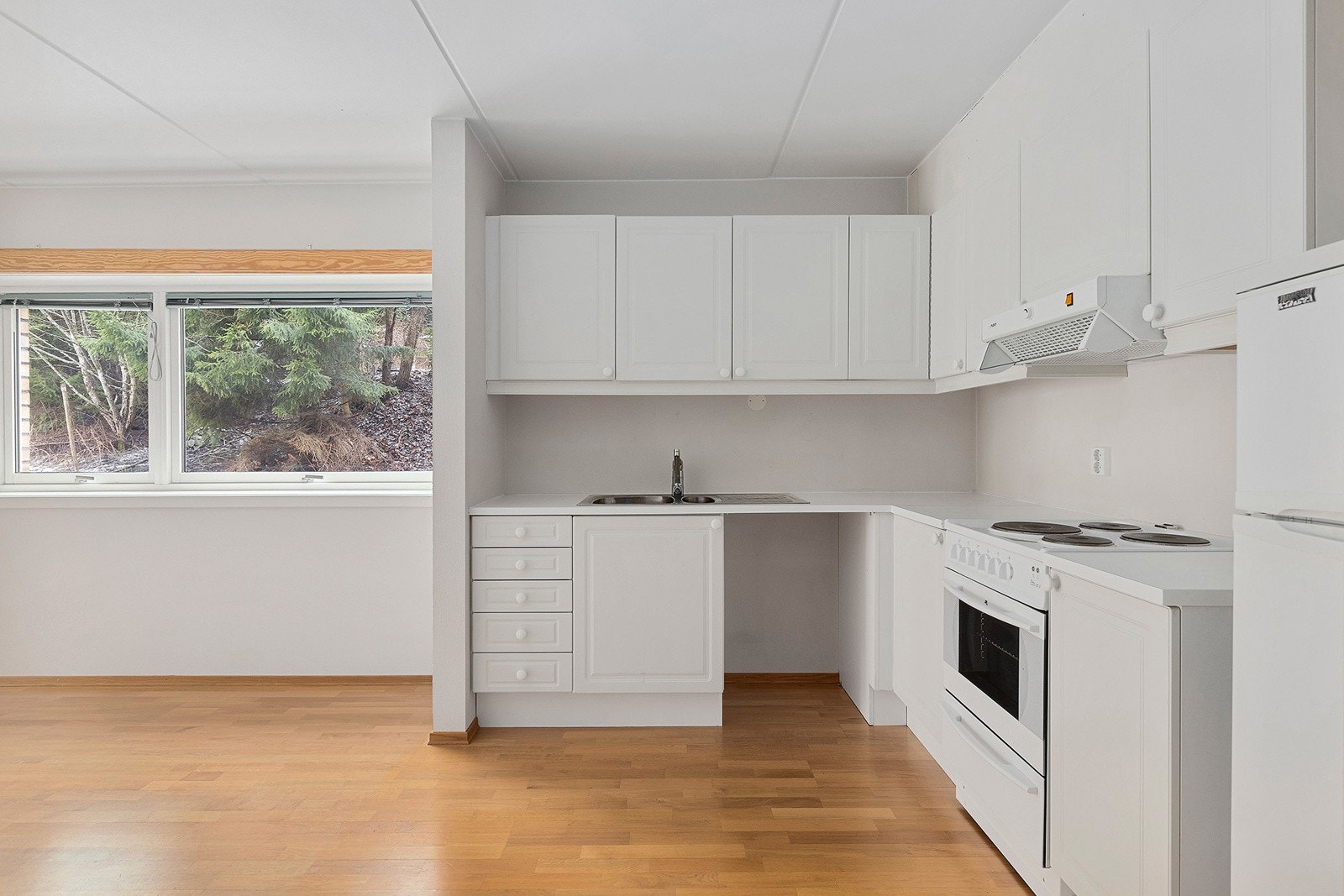 Kjøkken med hvite profilerte fronter og laminert benkeplate Galleribilde