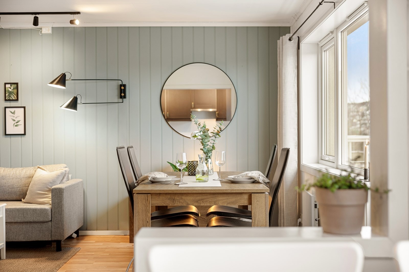 Stuen har god plass til både TV-sone og spiseplass med langbord, hvor du kan invitere til hyggelige middagsselskaper. Galleribilde