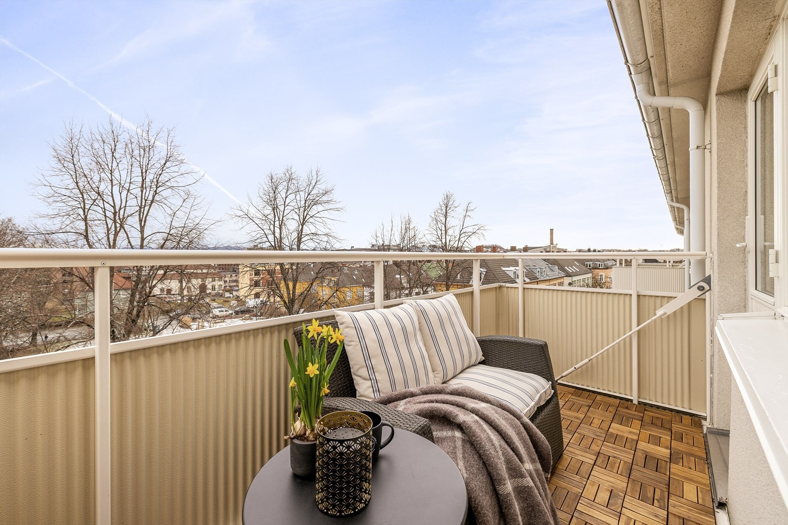 Balkongen har plass til en koselig sittegruppe. Galleribilde