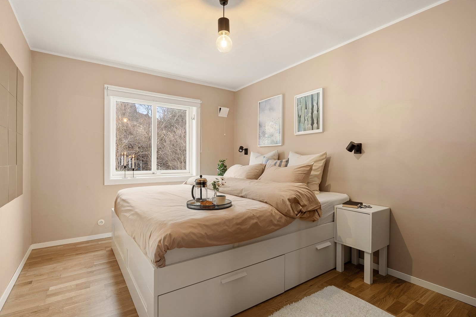 Hovedsoverommet har god plass til dobbeltseng og ønsket nattbordsmøblement. Galleribilde