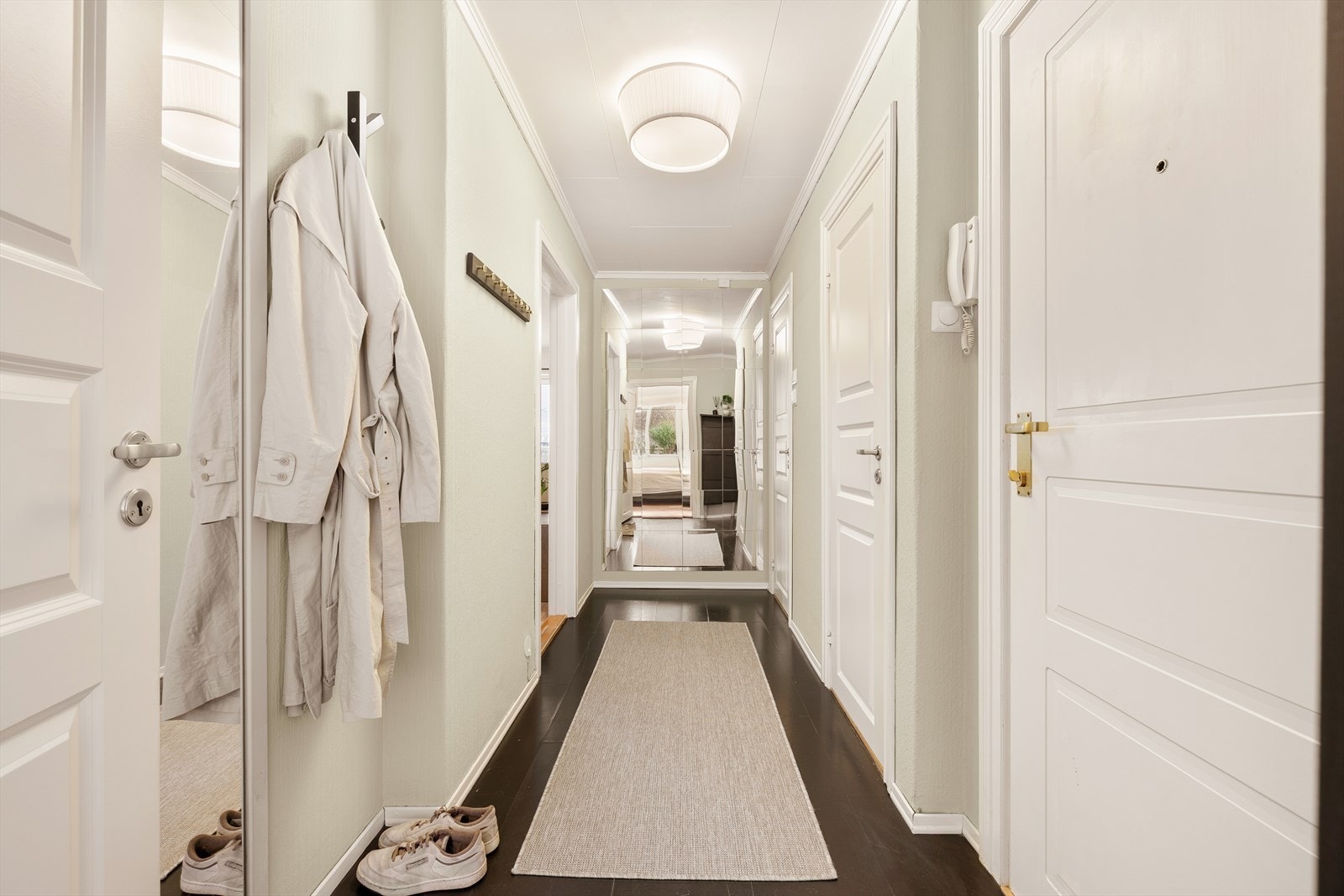 Fra entréen er det adkomst til boligens øvrige rom via en praktisk og romslig gang. Galleribilde