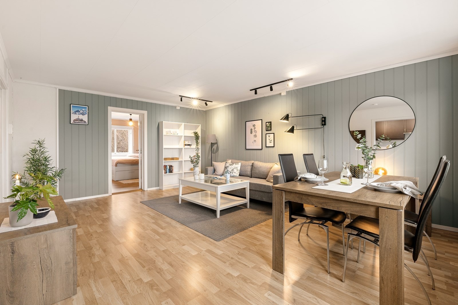 Lys og trivelig leilighet med store vindusflater og lune farger som gir en varm og innbydende atmosfære. Galleribilde