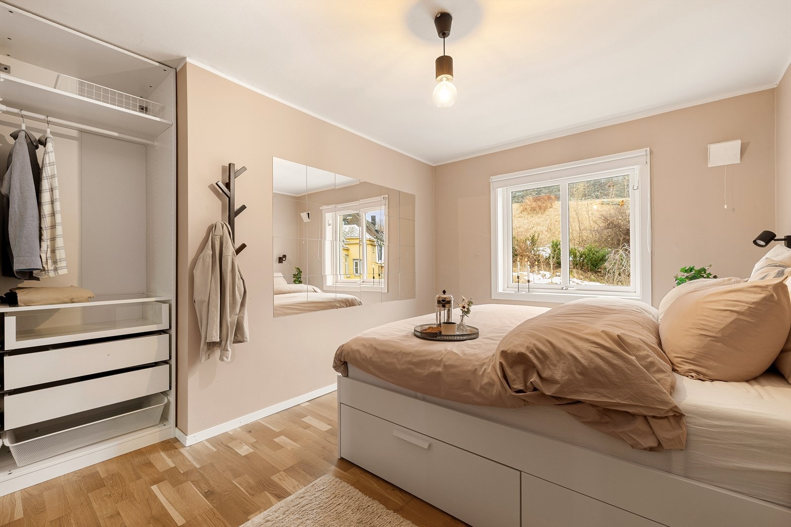 Det er god plass til garderobe eller annen oppbevaringsløsning. Galleribilde