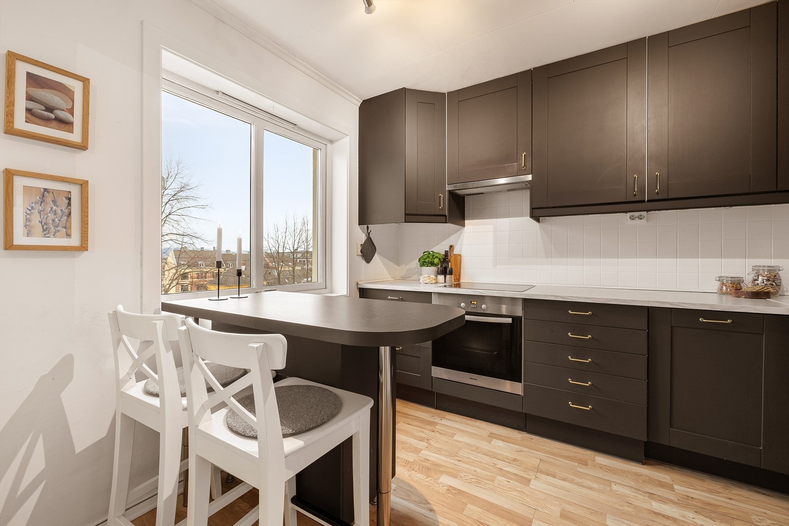 Et lekkert kjøkken utstyrt med god benke- og skapplass. Galleribilde