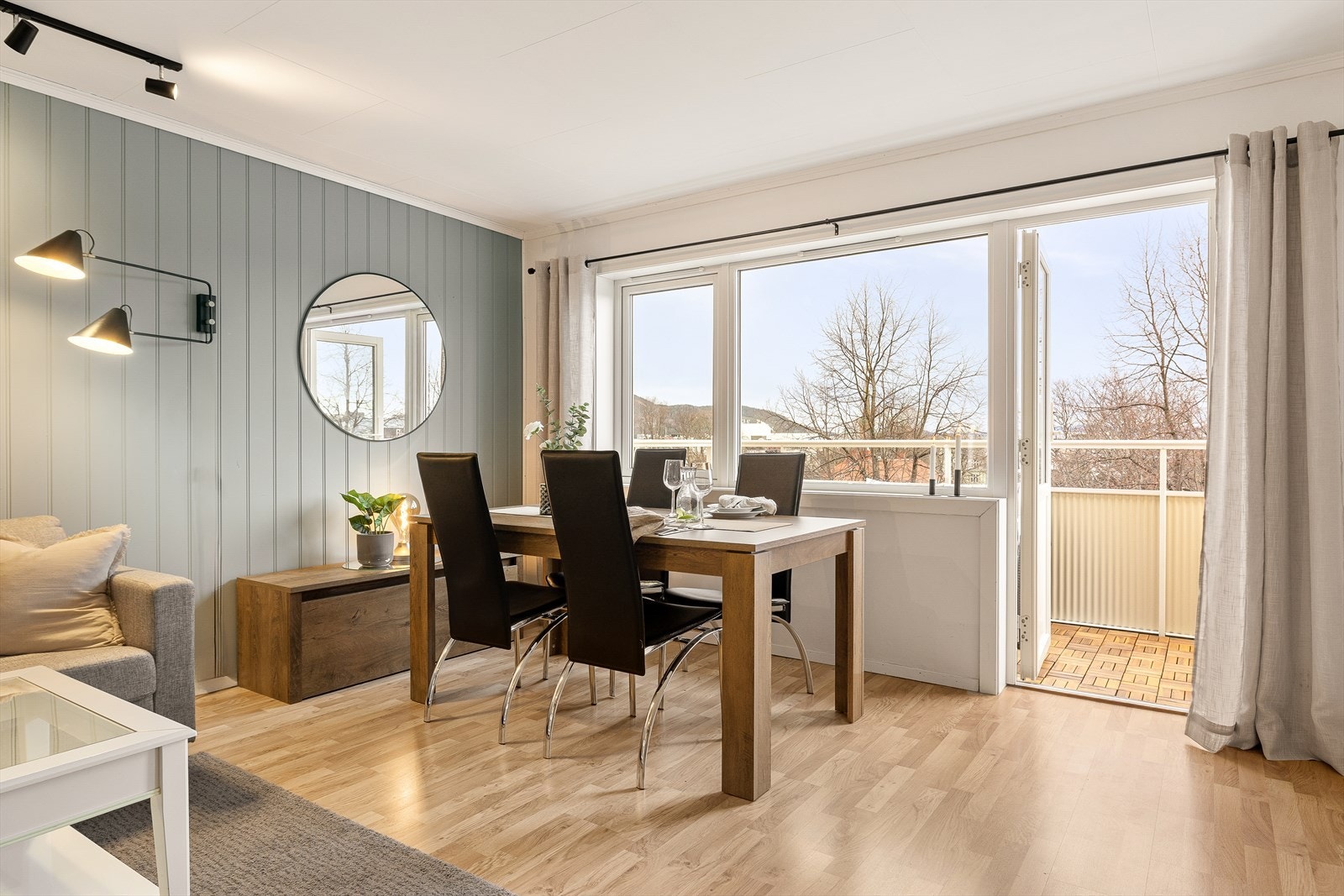 Fra stuen har man utgang til en herlig balkong på ca. 8 kvm. Galleribilde