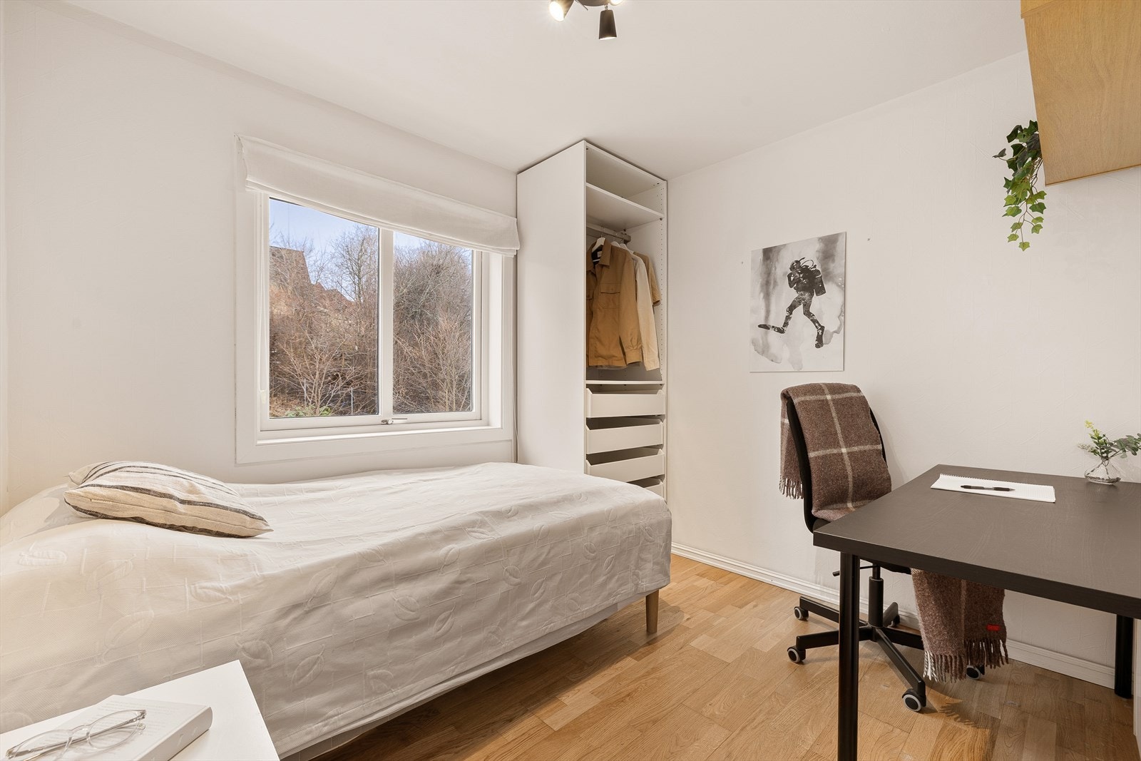 Lyst og pent soverom med godt lysinnslipp, som passer fint som barnerom, gjesterom eller hjemmekontor. Galleribilde