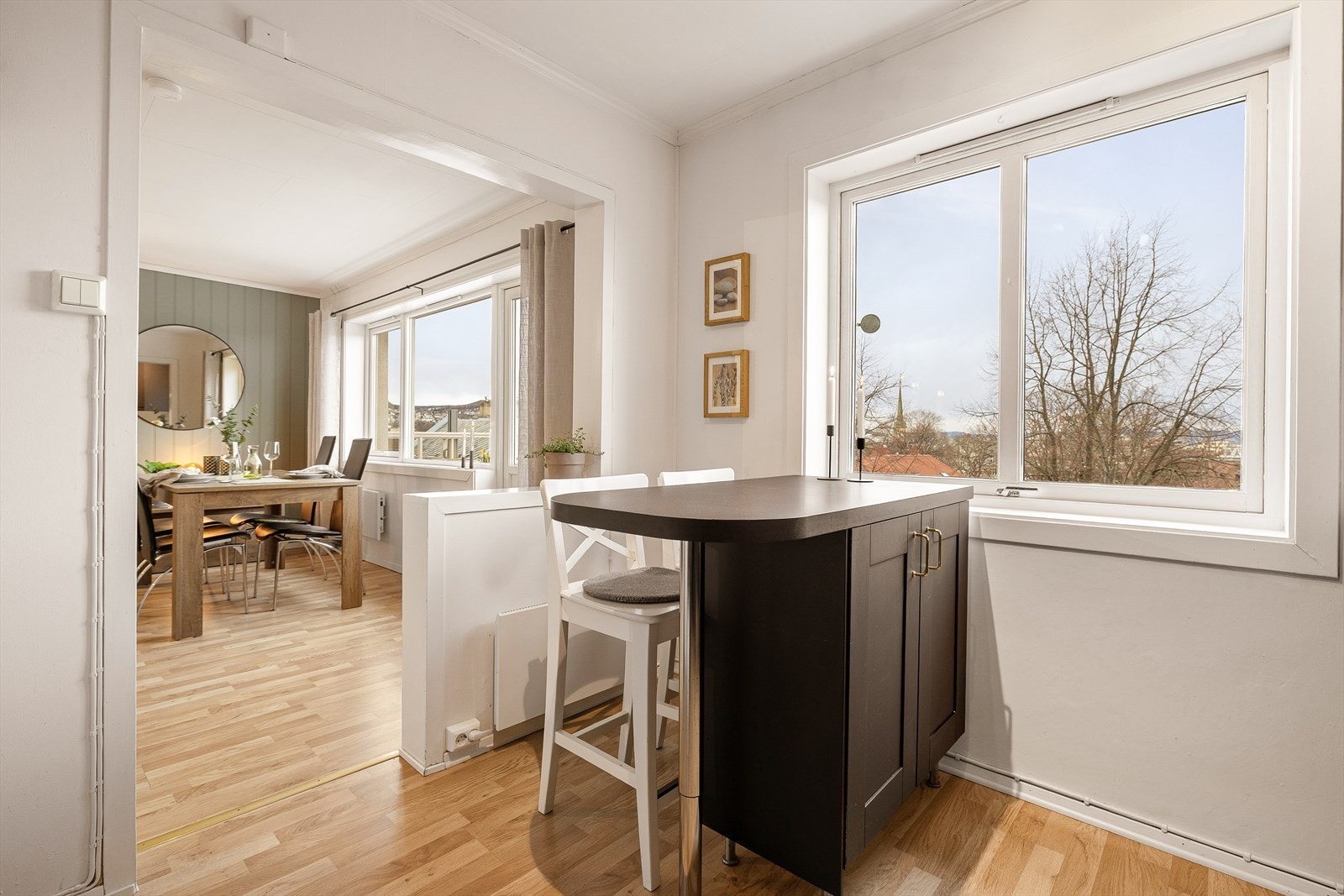 Kjøkkenøy med sitteplass gir en sosial og fleksibel løsning med mulighet for både spiseplass og ekstra arbeidsflate. Galleribilde