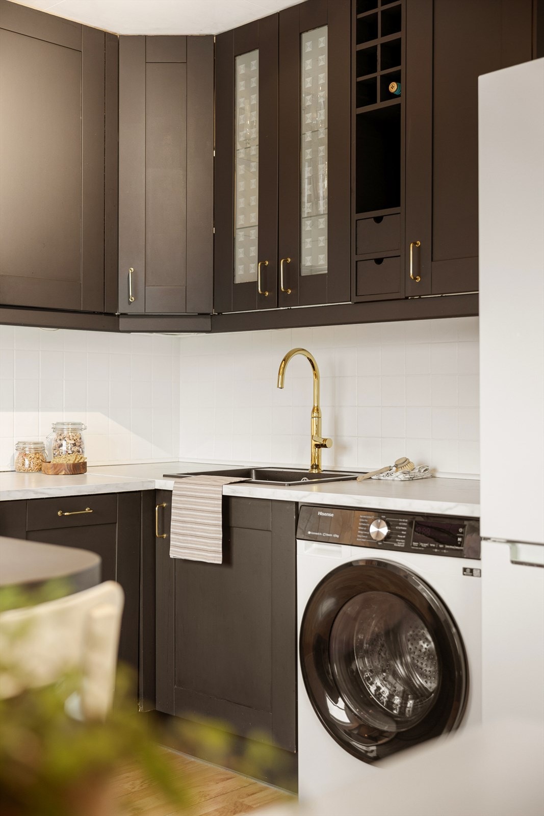 Innredningen har lekre gulldetaljer på håndtak og armatur som gir kjøkkenet et elegant preg. Galleribilde