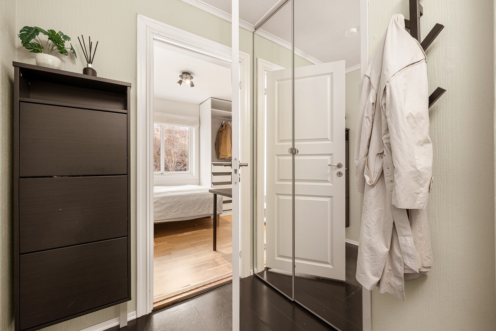 Entré med garderobeløsning som gir gode oppbevaringsmuligheter for yttertøy og sko. Galleribilde