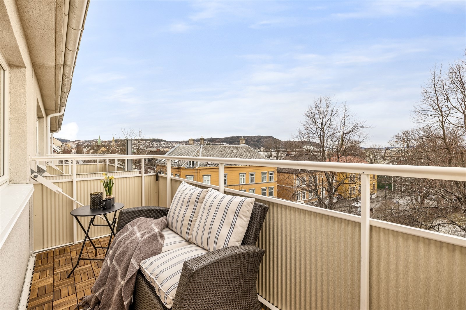 Leiligheten ligger rett ved Thornæsparken, et hyggelig grøntområde med lekeplass og sitteplasser som gir gode rekreasjonsmuligheter i nærmiljøet. Galleribilde