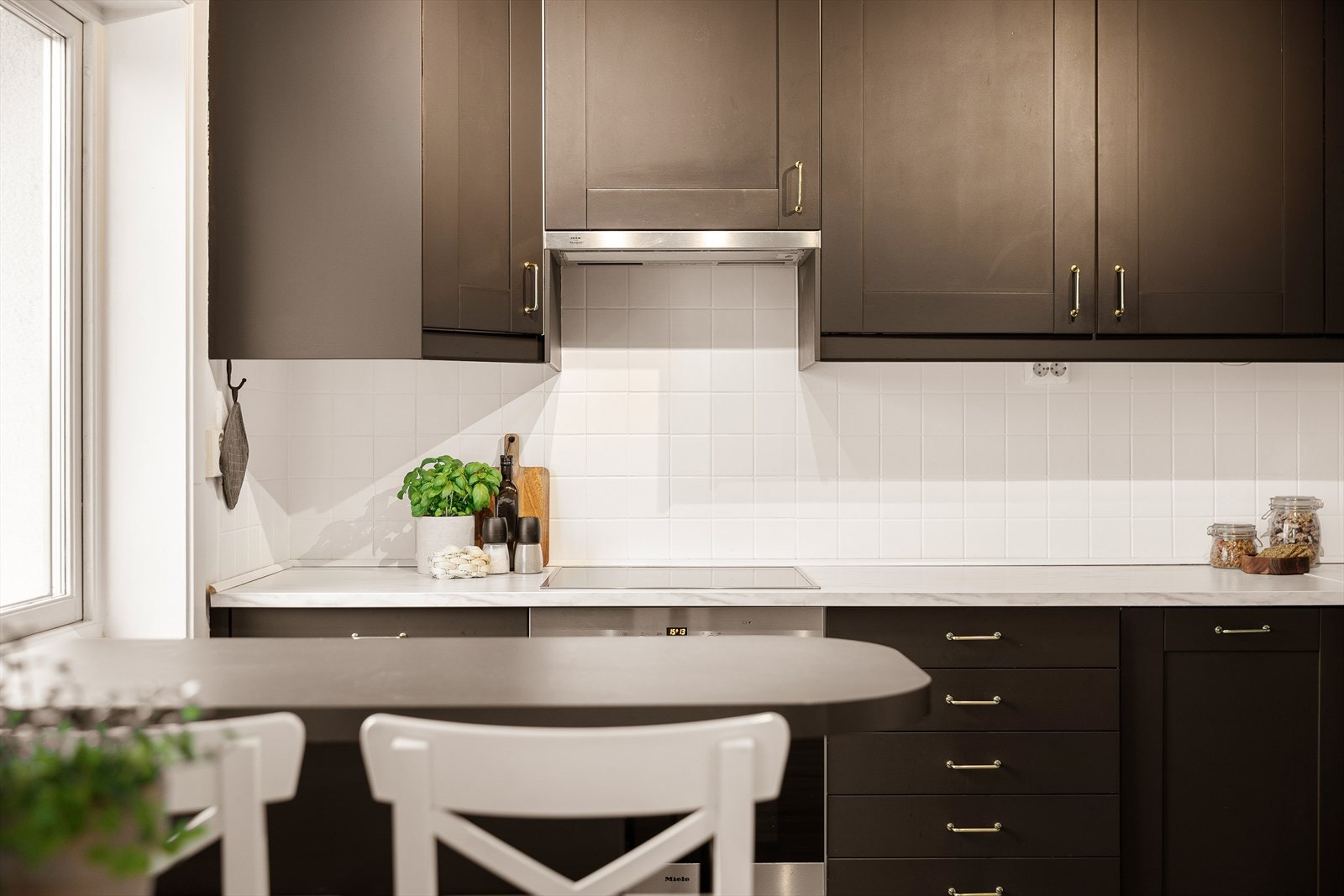 Kjøkkenet har en stor vindusflate som gir godt med lysinnslipp og gjør at kjøkkenet oppleves lyst og luftig. Galleribilde