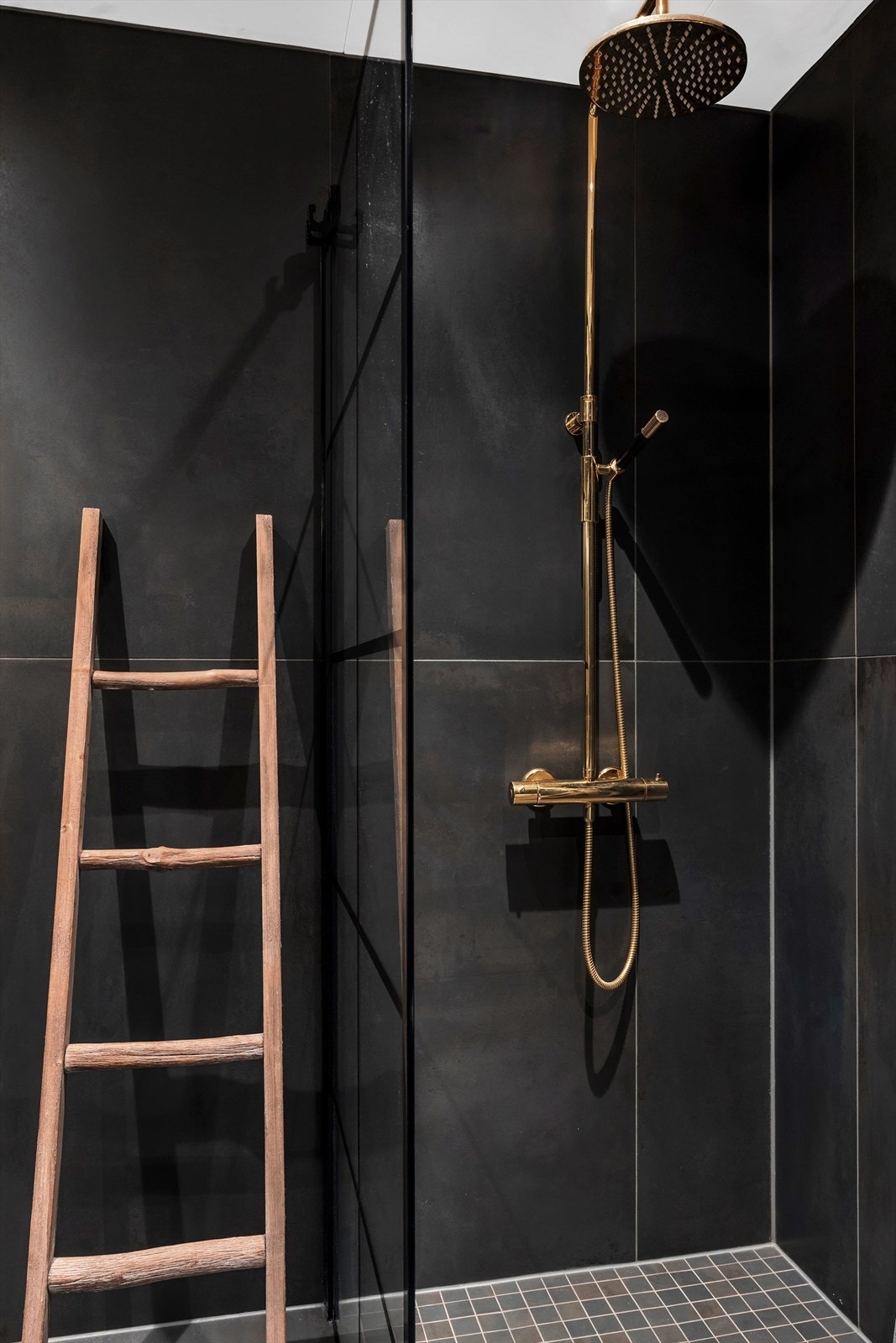 Lekker regndusj med dusjarmatur i gullfarget utførelse. Galleribilde