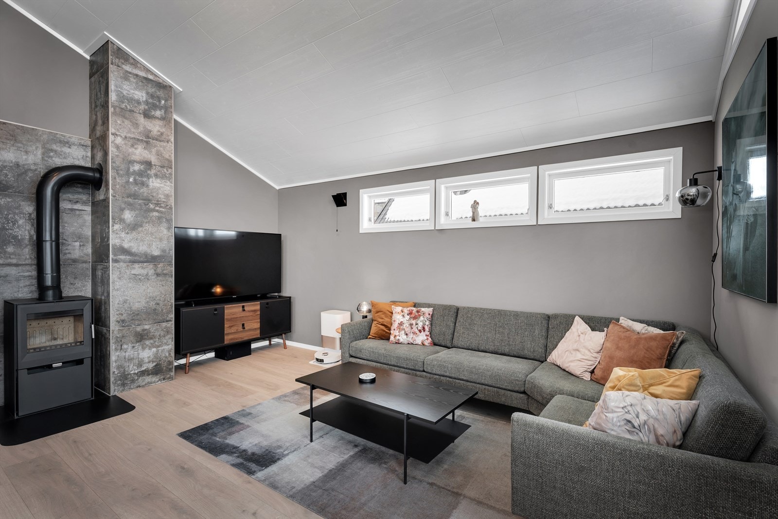 Vedfyring gir god oppvarming samt skaper godt atmosfære på kalde og mørke vinterdager. Galleribilde