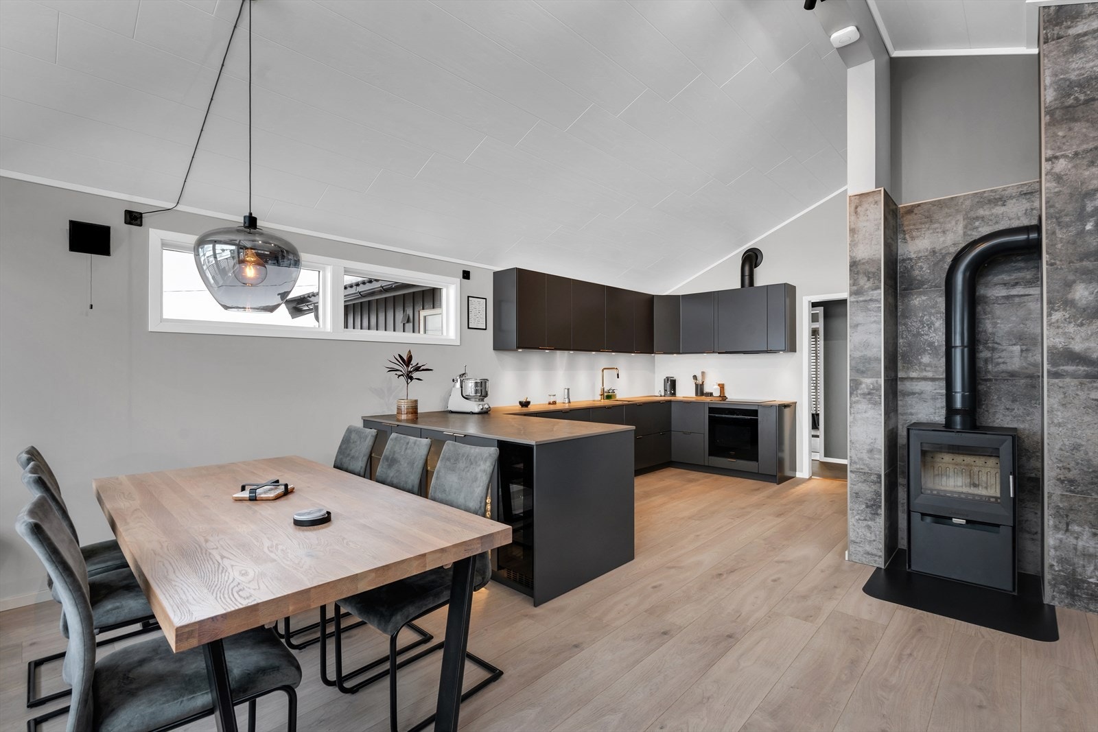 Stue i åpen løsning til kjøkkenet- noe som sikrer en luftig og sosial atmosfære. Galleribilde