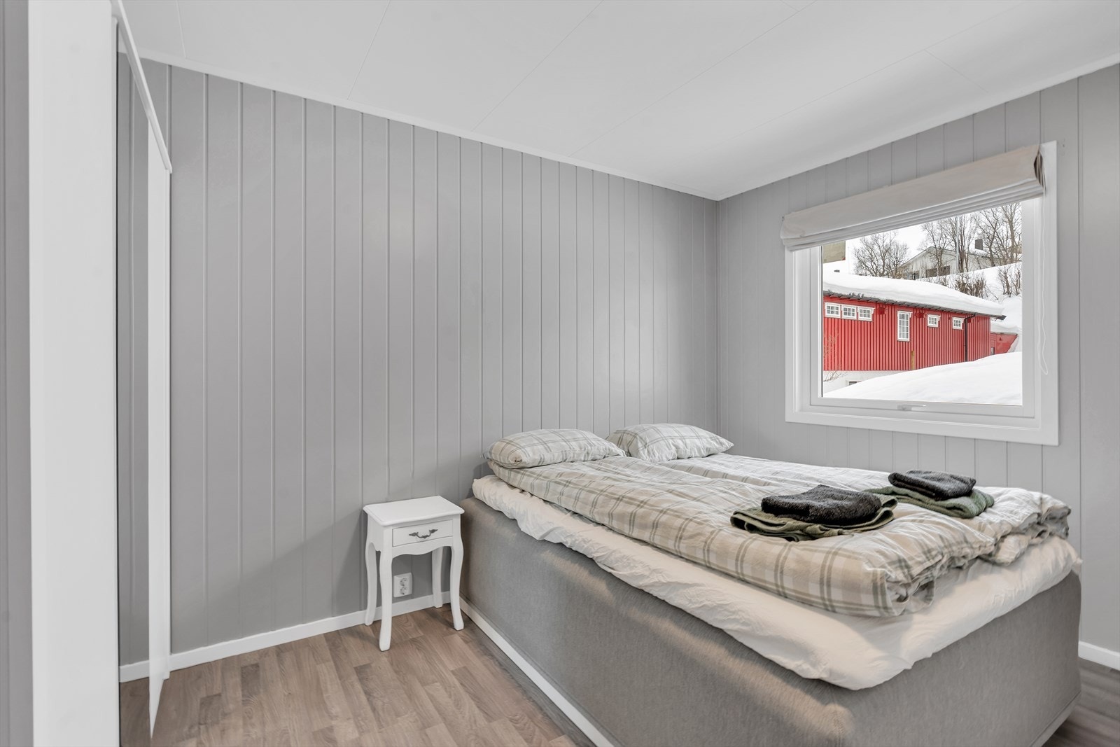 Romslig soverom 1- Innredet med praktisk skyvedørsgarderobe med god oppbevaringsplass. Galleribilde