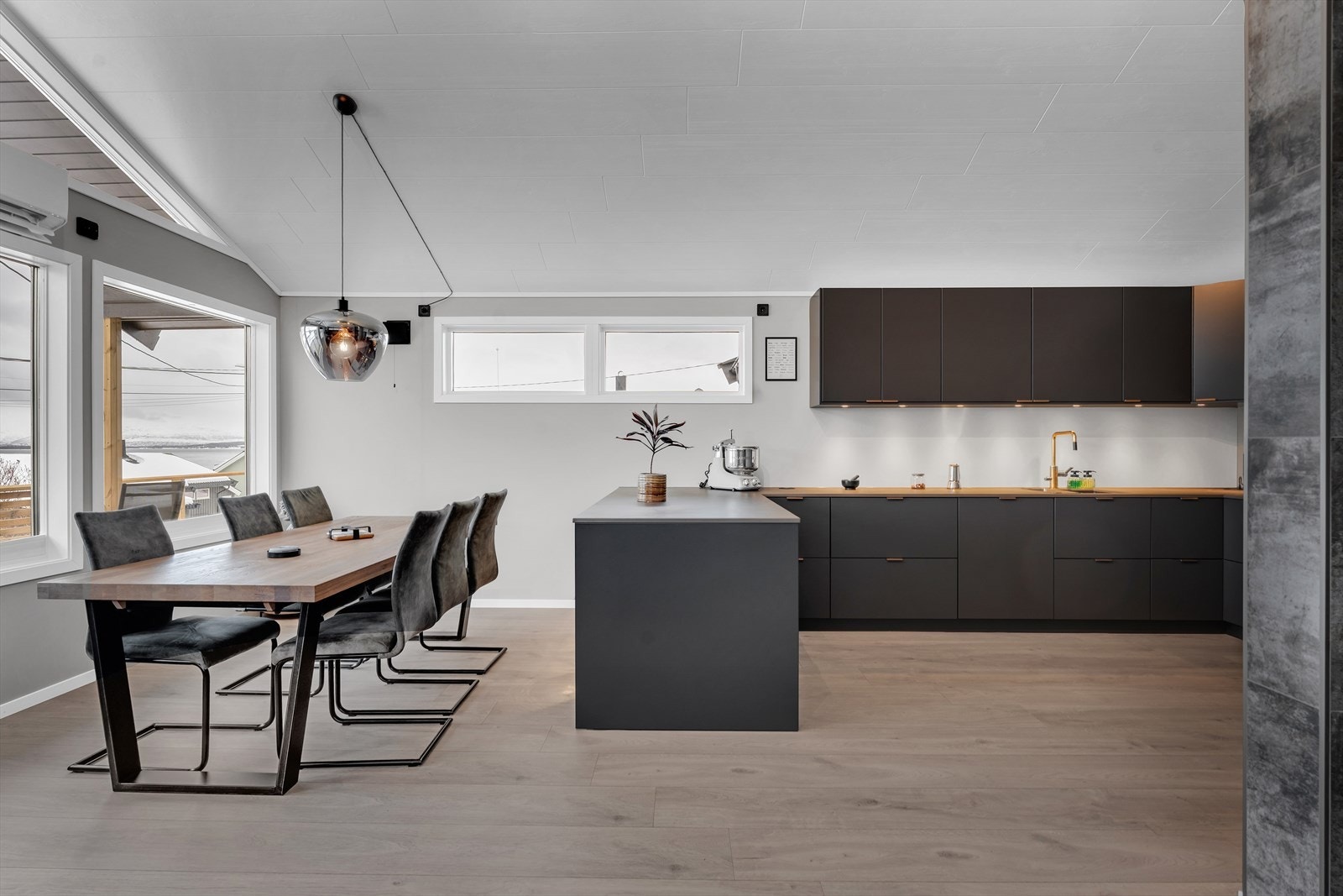 Spisegruppen finner sin naturlige plass like ved kjøkkenet. Galleribilde