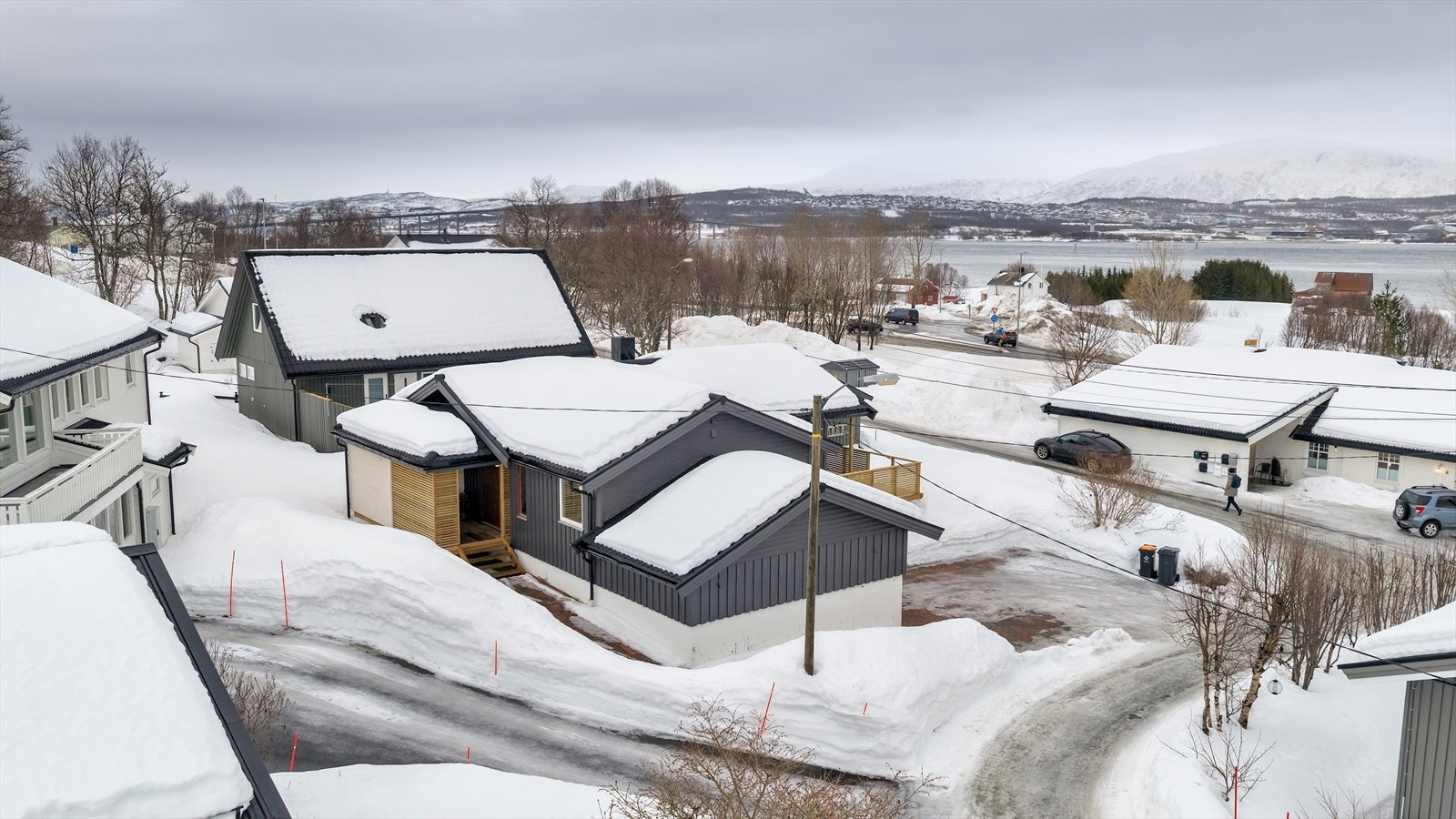 Eiendommen disponerer en stor tomt på 528 kvm. Sentral beliggenhet på Kvaløysletta, ca. 10 km fra Tromsø sentrum. Galleribilde