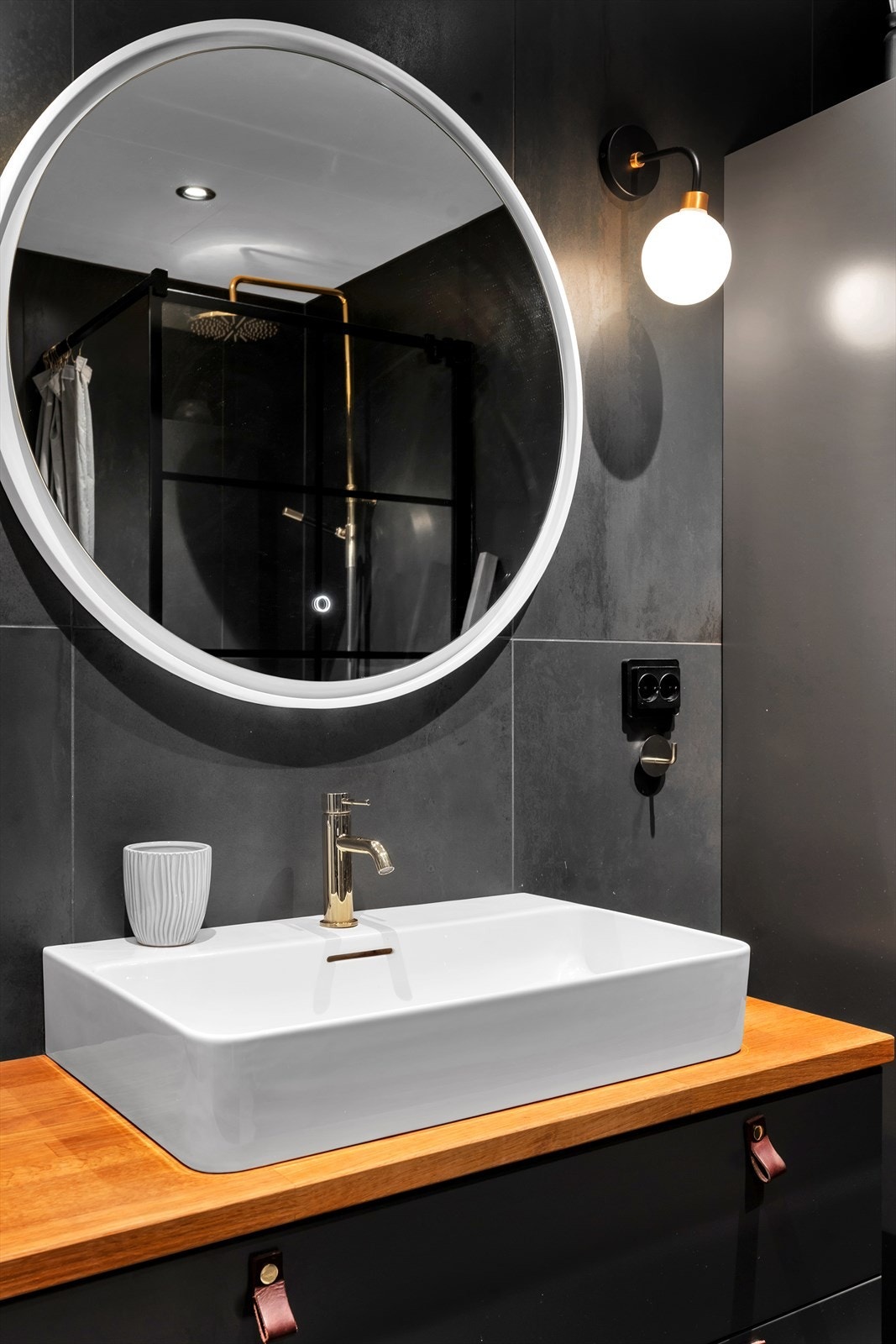 Innredning med god oppbevaringsplass, samt moderne speil med integrert lys. Galleribilde