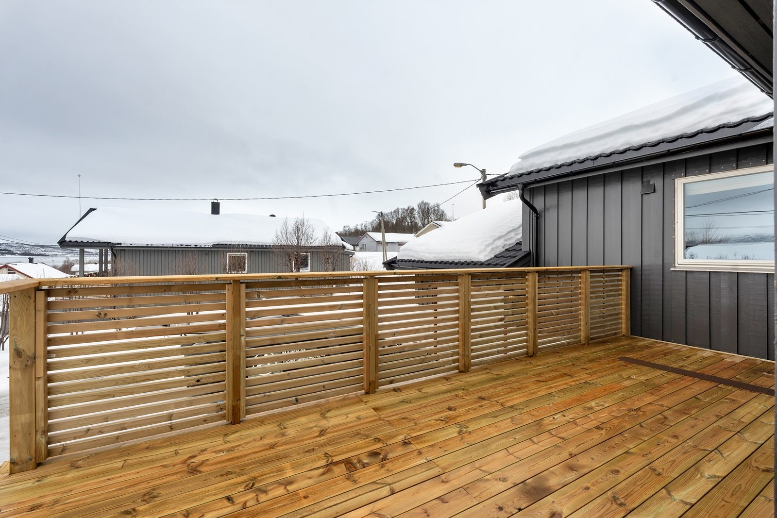 Balkong ble skiftet og utvidet ca 25-30 cm mot vest i 2025. Galleribilde