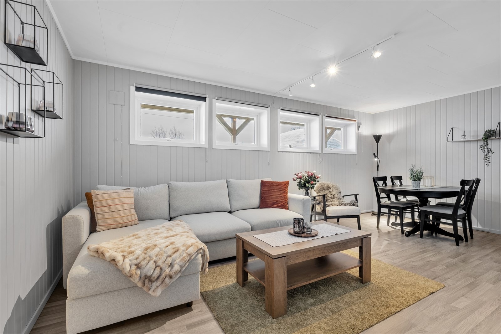 Praktisk planløsning med god plass til stor sittegruppe og annet ønsket møblement. Galleribilde