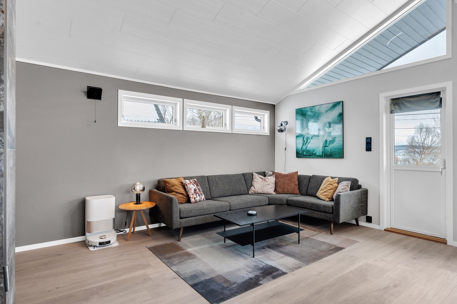 Ekstra god takhøyde i deler av stuen bidrar til en luftig romfølelse! Galleribilde