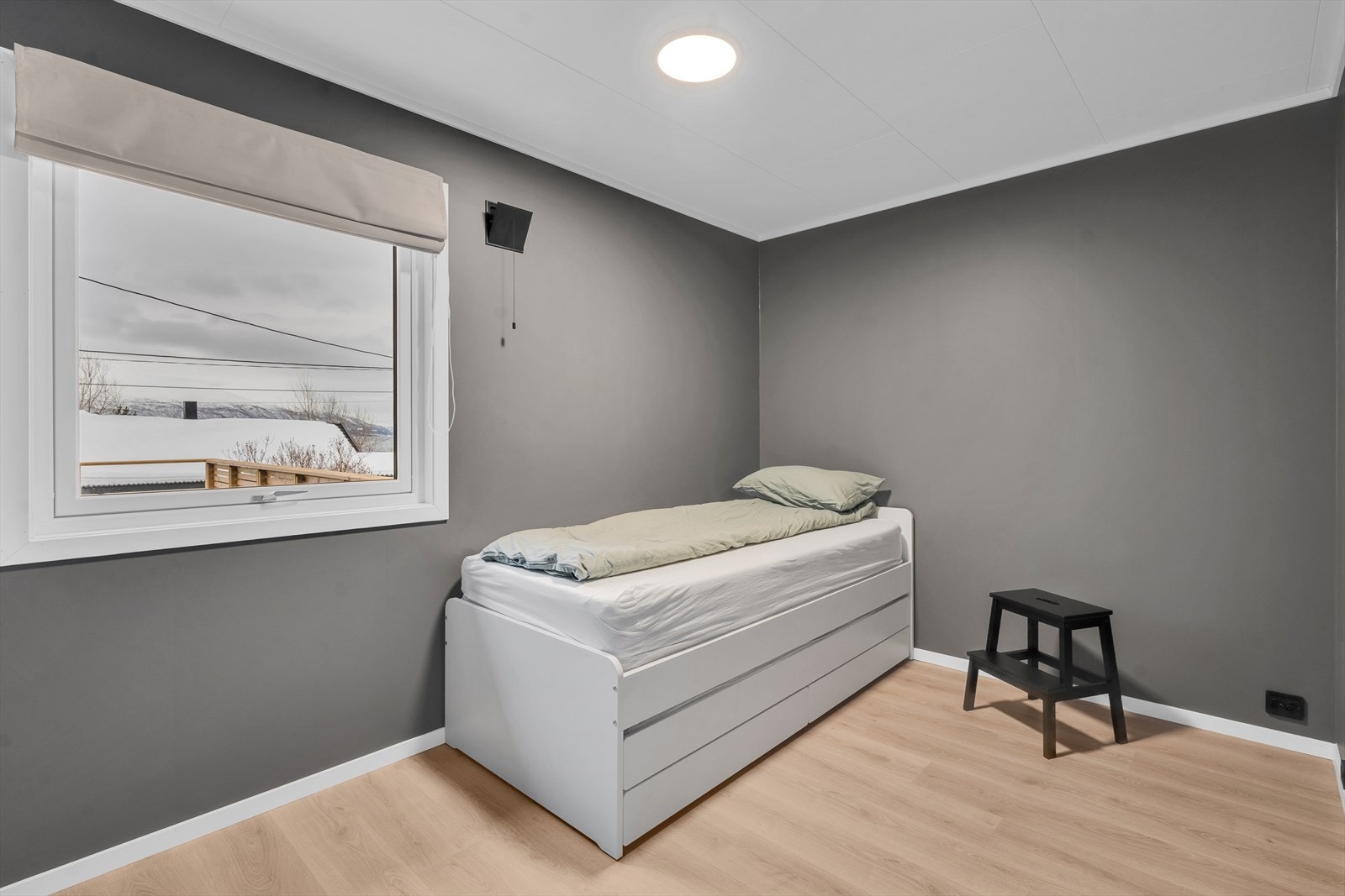 Soverom 2. Boligen har totalt 3 soverom i hovedenheten, og to soverom i utleiedelen. Galleribilde