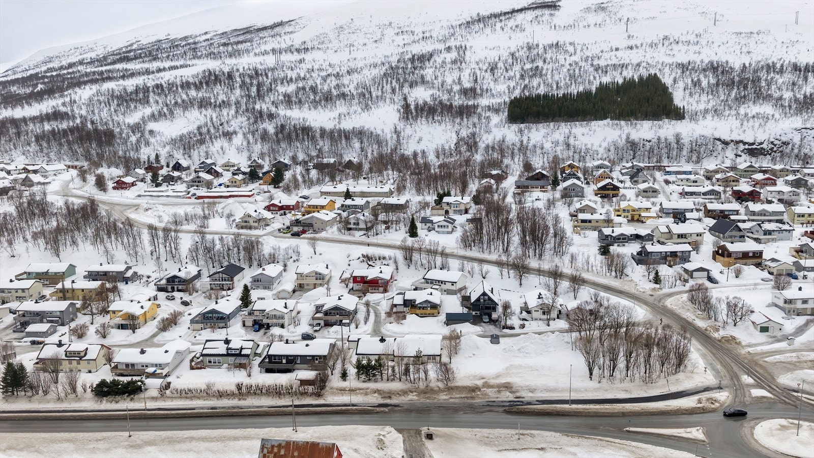 Barnevennlig og fint boområde med kort veg til barnehage, skole samt natur. For øvrig kort veg til Sandnessundbrua som tar deg over til Tromsøya. Galleribilde
