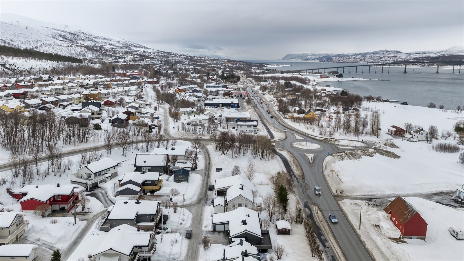 Gode bussforbindelser i nærheten med ruter som bla. tar deg til Jekta, UNN/ UiT og sentrum. Galleribilde