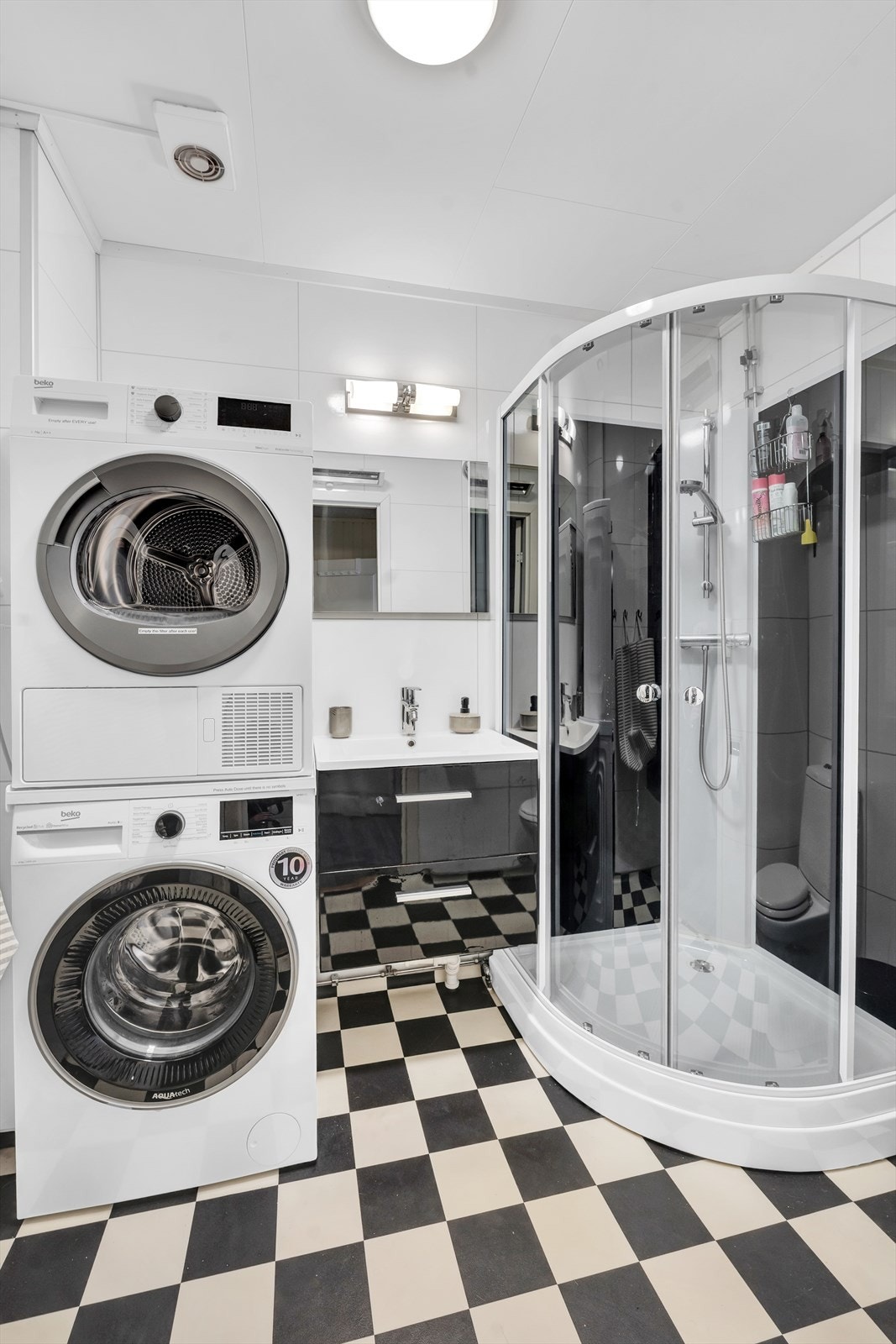 Bad med god standard, med vegger utskiftet i 2014. Opplegg for vask og tørk, samt dusjkabinett. Galleribilde