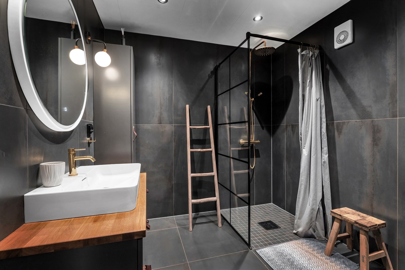 Komplett flislagt bad med varme i gulv, samt innredet led spotter i tak. Galleribilde