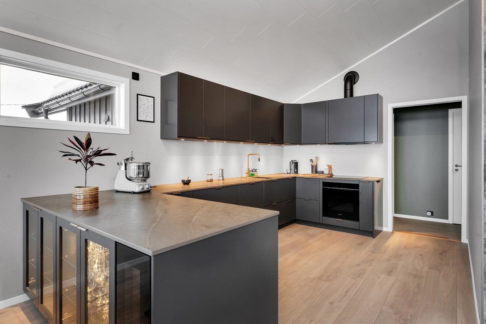 Kjøkkenet har en rekke praktiske innredninger som bla. underskapsbelysning, samt integrert skap under benkeplaten. Galleribilde